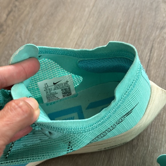 Nike Vaporfly zoomx size 7.5 color green. Used 2 times perfect condition - Picture 4 of 9